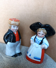 Salière/poivrière, couple d'Alsaciens porcelaine Tchécoslovaquie début XXème