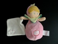 V1. DOUDOU ET COMPAGNIE PELUCHE POUPEE FRAISE MOUCHOIR ROSE BLANC VERT EXC. ETAT