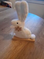 Lapin tout doux figurine sur support en bois