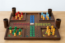 Jeu ancien “Petits Chevaux” en bois – complet avec chevaux sculptés, gobelets &