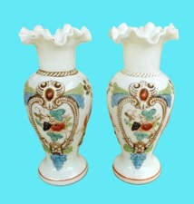 Paire de vases en opaline décor peint a la main XIXe.