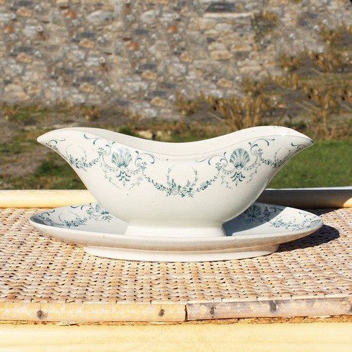Ancienne saucière sur dormant