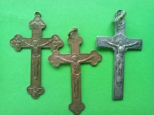 3 CRUCIFIX MEDAILLE    DONT 2