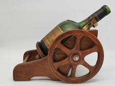 BOUTEILLE DE COGNAC COURVOISIER  (VIDE) SUR SON PRESENTOIR CANON EN BOIS