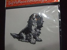 STICKER  BRODERIE- chien CAVALIER KING CHARLES TRICOLORE