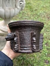 Rare mortier en fonte de fer - XVle siècle Haute Époque - Têtes Animales