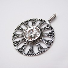 Gros pendentif ajouré en