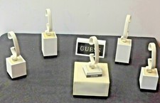 LOT PRESENTOIR DE MONTRE BRACELET GUESS PAS CHEMISE PANTALON BASKET SAC A MAIN 