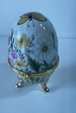 Oeuf en Porcelaine sur pieds