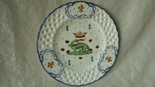 ASSIETTE EN FAIENCE DECOR SALAMANDRE FLEUR DE LYS COURONNE STYLE FRANCOIS 1 ER**