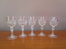5 Verres à vin taillé  en