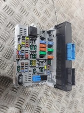 BOITIER FUSIBLES BMW 3 serie (E90) Sedan 330i 24V (N52-B30A)