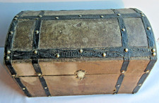 Malle Napoléon III, Jouet pour habits de poupée, bois toilé et clous laiton doré