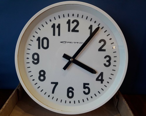 Grande horloge murale