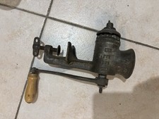 Ancien hachoir à manivelle à fixer – en fonte, marque B.E.R.R.