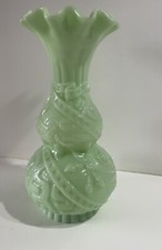 ancien vase SAINT LOUIS ? en opaline verte modèle FEUILLES ET GUIRLANDES