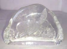 ANCIEN STATUETTE SCULPTURE BAS RELIEF CHAT QUI JOUE CRABE CRISTAL D ARQUES 1970