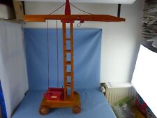 ancienne grande grue en bois