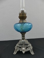 ANCIENNE LAMPE A PETROLE EN CRISTAL OU VERRE BLEU XIXEME PIED BRONZE ARGENTE