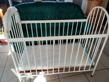 LIT  60X 120 CM ANCIEN  DE BEBE EN FER FORGE BLANC + MATELAS