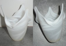 VINTAGE 2 TULIPE en VERRE ou PATE de VERRE BLANC OPAQUE STYLE FLEUR ou FLAMME