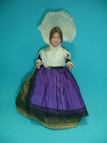 Poupée celluloid folklorique - ,