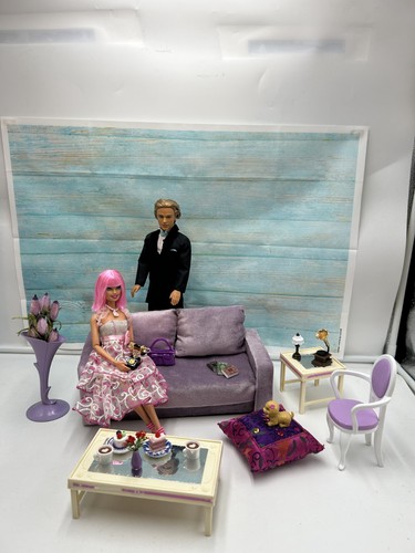 Barbie ken dans leur salon - et,