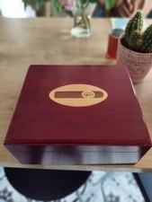 CAVE A CIGARES AVEC HUMIDIFICATEUR ET HYGROMETRE / 22 Par 26 Cm