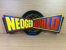 LIRE INFO - Affiche logo NEO GEO WORLD en bois - écran mural - CD MVS Aes