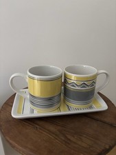Ensemble De Deux Mugs Et Leur Plateau Jaune Et Gris Geneviève Lethu
