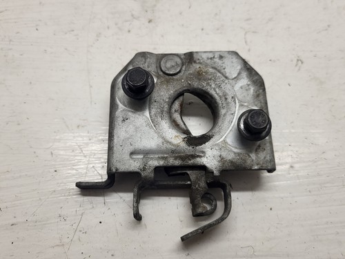 Système attache capot moteur