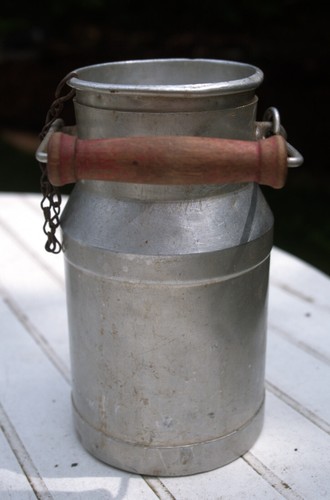 Ancien pot lait aluminium - a,