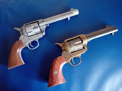 Deux répliques colt - , 45