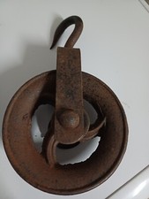 Ancienne poulie en fer et