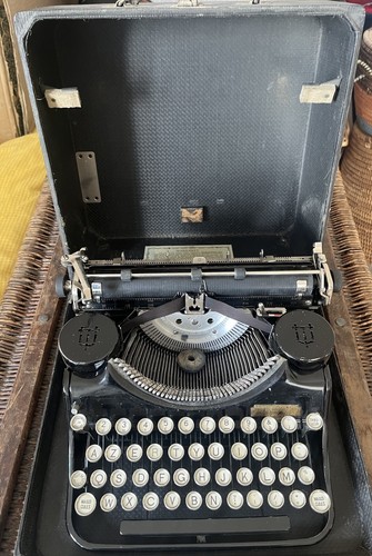 Underwood portable machine - -,