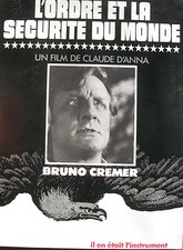 L'ORDRE ET LA SÉCURITÉ DU MONDE - SET 4 PHOTOS D'ÉPOQUE + 3 SYNOPSIS (1977)