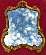 Miroir en bois doré avec fronton à décor de coquille XX Siècle