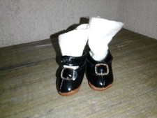 Anciennes chaussures  à boucles  poupée ancienne avec chaussettes en coton