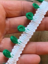 Galon à pompons anciens 4,8 mètres blanc et vert 10mm + pompons