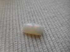 OPALE BLANCHE NATURELLE ET AUTHENTIQUE MULTICOLORE VERT ROUGE JAUNE   CL01