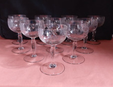Lot de 10 verres anciens motif grappe de raisin, hauteur 10cm vintage