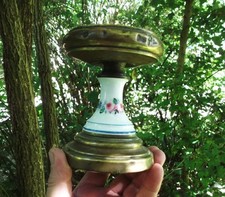 Support pour lampe à pétrole