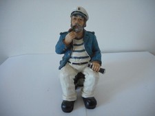 SUPERBE STATUETTE D'UN MARIN ASSIT SUR DES TONNEAUX