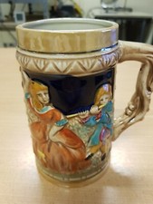 Chope de bière en faïence émaillée multicolore vernissée scène de musique