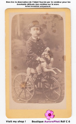 Enfant sur jouet tricycle - sur,
