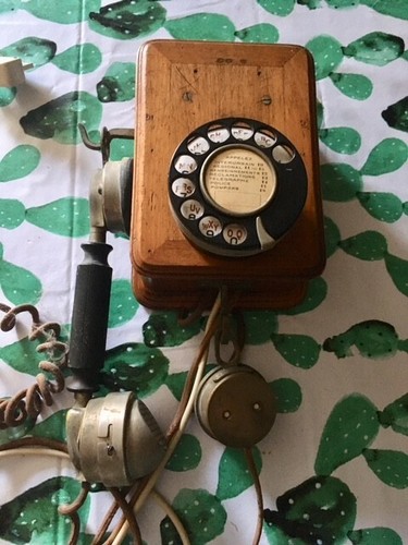 Téléphone ancien mural genre