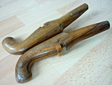 Tire-Botte Un Officier, Milieu