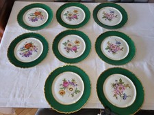 8 assiettes en porcelaine