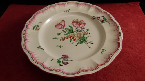 Assiette montée sur piedouche