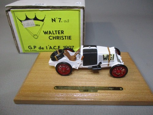 At051 queens mcm walter - queens,